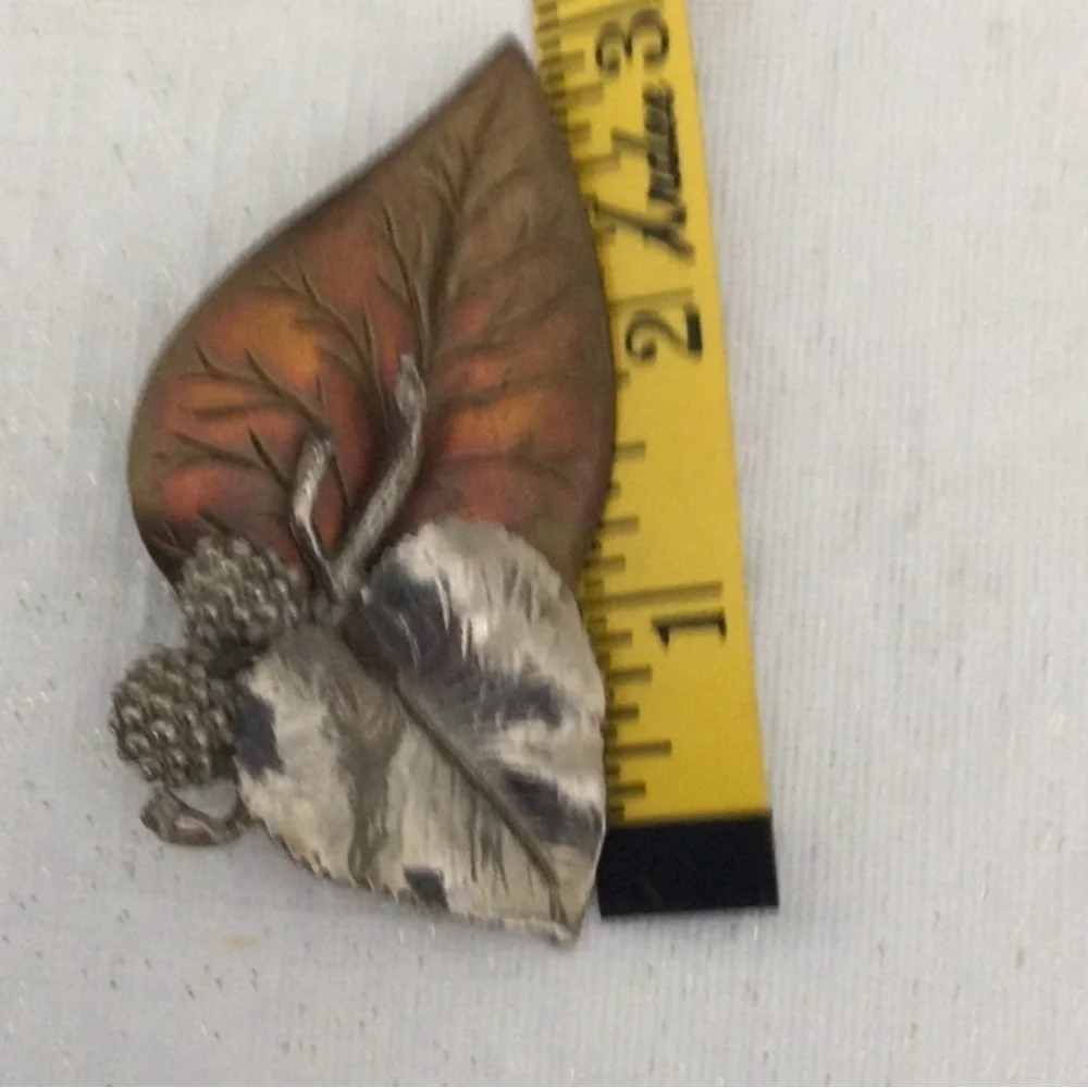 Woman’s Vintage Brooch lives up to the very elegant look. Color sliver & brass
